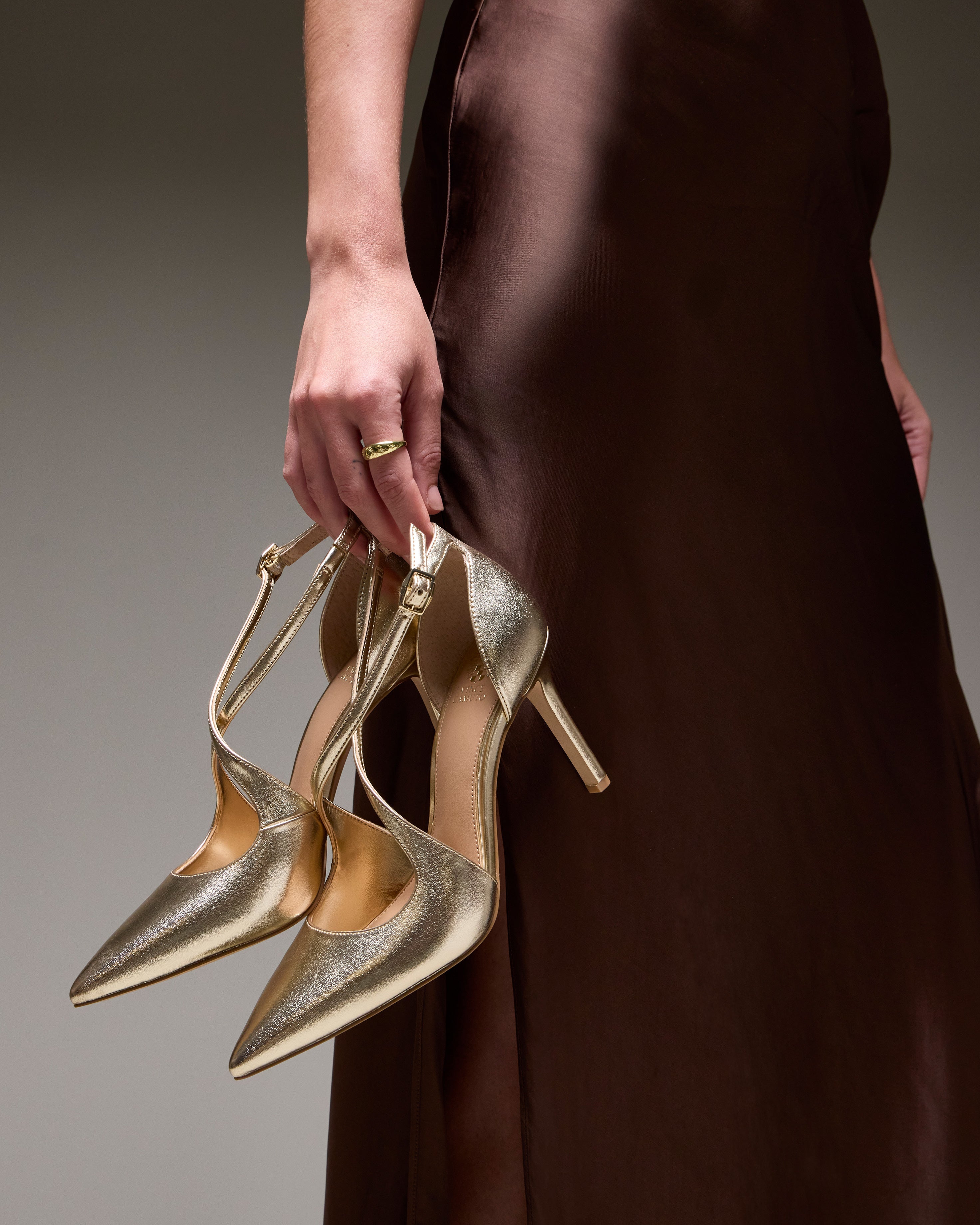 プリュイ ドロップスヘッドバンド ゴールド Noreta Pump - Vince Camuto