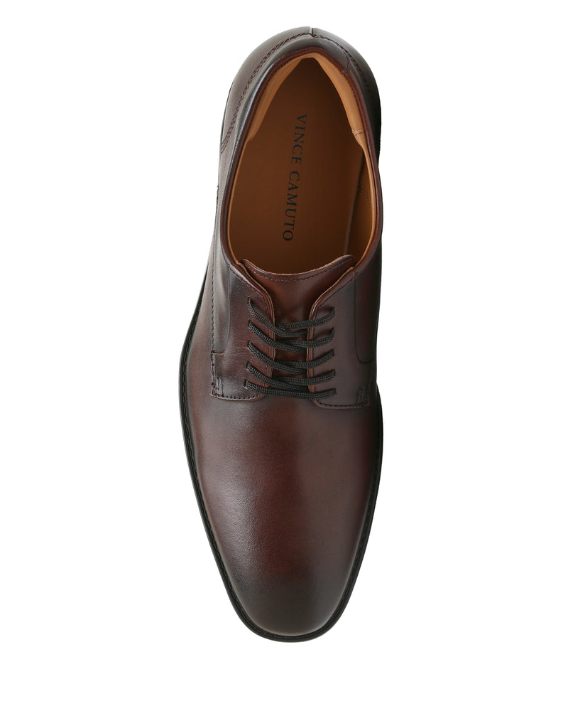 A men’s Draymand Oxford dress shoe by Vince Camuto, crafted in brown leather with black laces, shown from a top-down view. The interior features a tan lining and an insole labeled VINCE CAMUTO. This shoe has a sleek, polished finish and a slightly rounded toe.